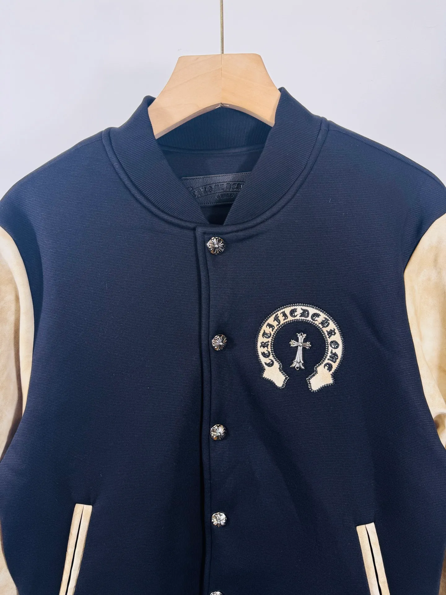P520 top version 🐮 Real shot without P, ​​different from market products] Chrome Hearts 🍁Winter clothing is coming🍁 Sanskrit cross woolen leather sleeves spliced ​​baseball embroidered cotton jacket, heavy embroidery ➕ special craftsmanship of double sleeve splicing, counter synchronization, heavy industry! ! Customized version of thickened woolen fabric, silk lining, customized version of hardware, not the ordinary version on the market! ! Color: black coffee stitching Code number: S, M, L, XL